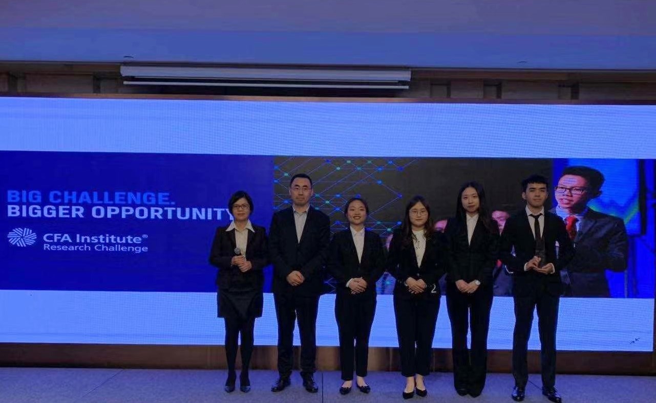 决赛评委给四位队员颁发冠军奖杯 决赛评委给四位队员颁发冠军奖杯