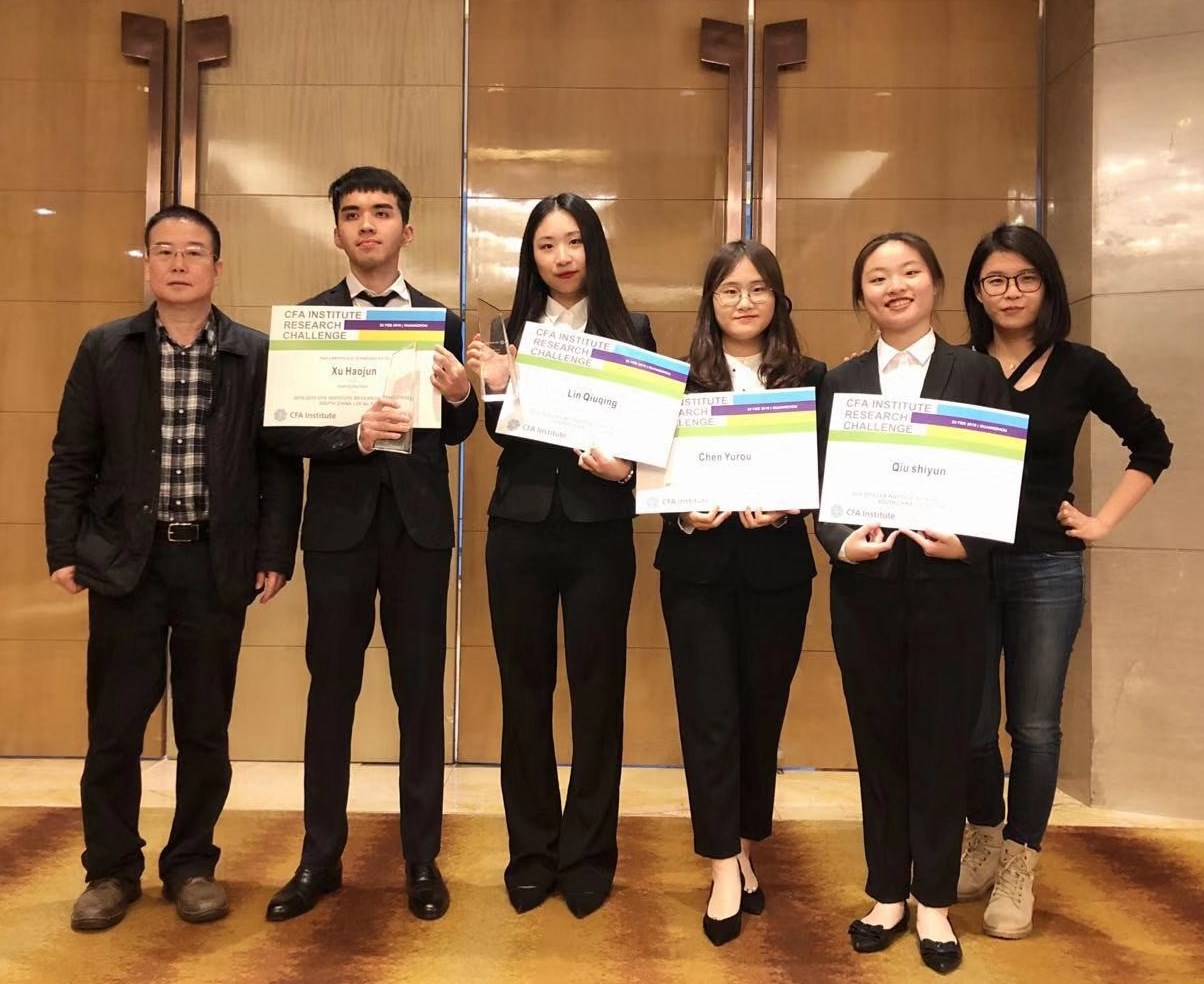 四位队员与金投公司党总支书记和指导老师合影 四位队员与金投公司党总支书记和指导老师合影